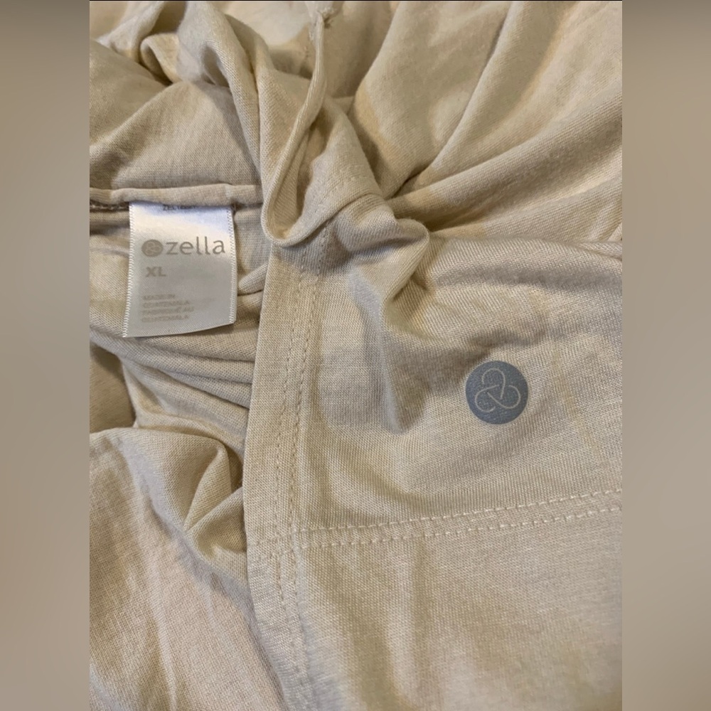 Zella v-neck t-shirt XL - Picture 6 of 8